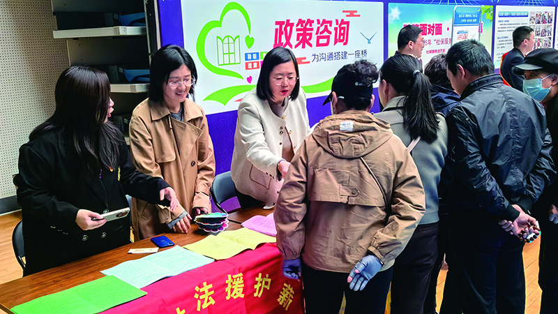 法律援助工作人員在春招會現場服務