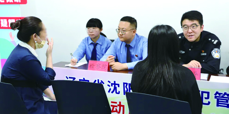 沈陽未成年犯管教所民警向未成年犯家屬解答疑惑