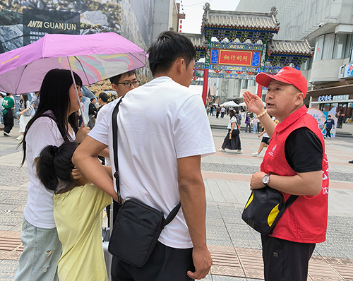 志愿者為游客指路