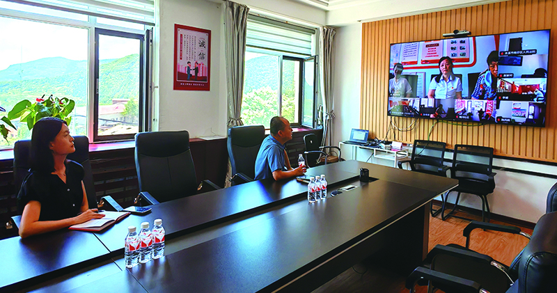 記者現(xiàn)場感受視頻會議系統(tǒng)的功能。