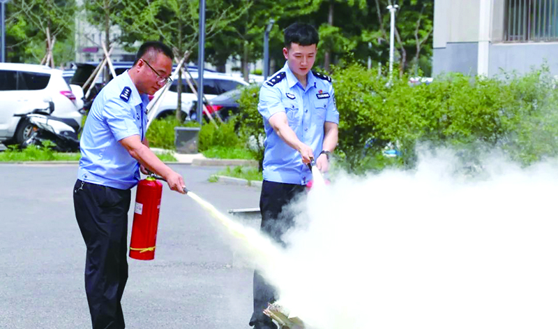 二題圖，民警進(jìn)行滅火器撲救初期火災(zāi)實操演練。