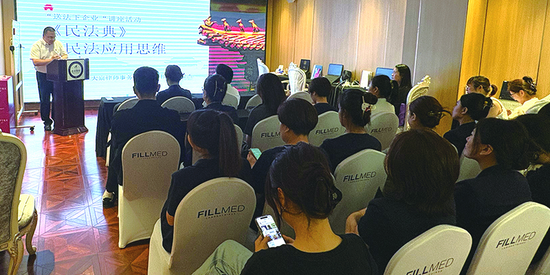 二題圖，普法現(xiàn)場