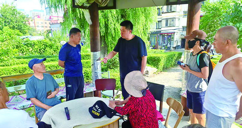 長春街道黨工委書記邱勃霖在暢言亭對居民反映的意見進行統(tǒng)一解答