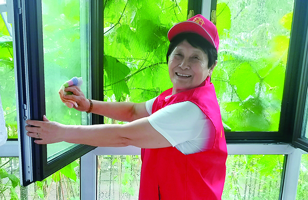 雷鋒代辦站站長王淑芬上門服務群眾