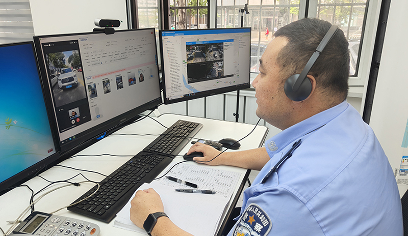 交警通過視頻連線處理刮碰交通事故