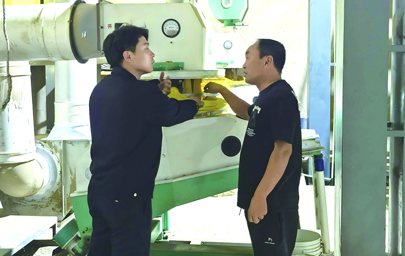 副所長(zhǎng)沈杰元與企業(yè)負(fù)責(zé)人談?wù)\信經(jīng)營(yíng)