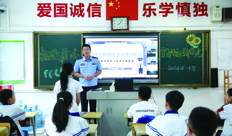 二題，民警孫樹(shù)為同學(xué)們帶來(lái)了一場(chǎng)生動(dòng)且深刻的法治宣講課。