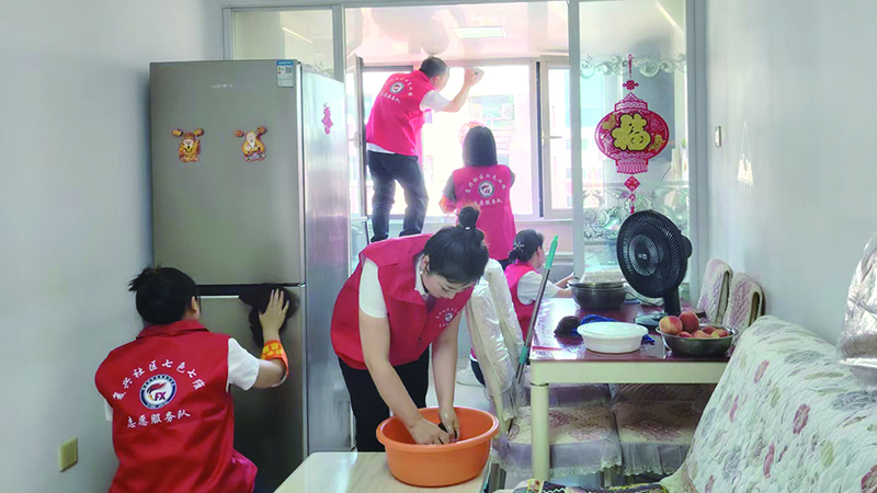 二題圖，志愿服務隊員為退伍老軍人周德春打掃家庭衛(wèi)生